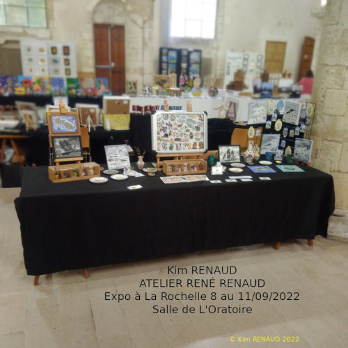 Ceramics and paintings during the exhibition at the Salle de l'Oratoire in La Rochelle in 2022, by Kim R. RENAUD